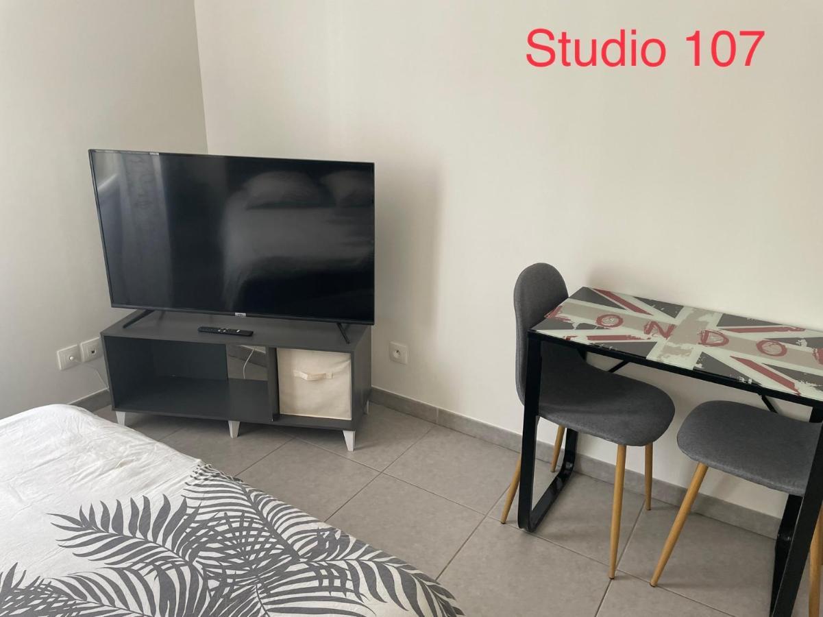 Studio A 300 M De La Gare De Mantes-La-Jolie Exterior foto