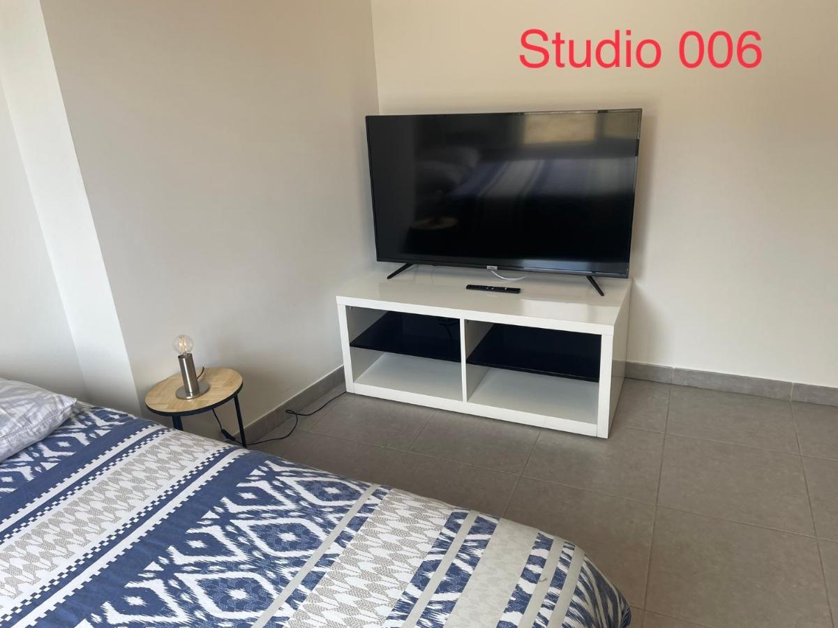 Studio A 300 M De La Gare De Mantes-La-Jolie Exterior foto
